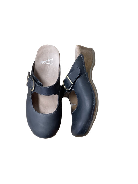 Black Shoes Flats Dansko, Size 5.5