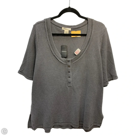 Top Short Sleeve By Torrid In Grey, Size: 2x