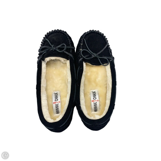Shoes Flats By Minnetonka In Black, Size: 8