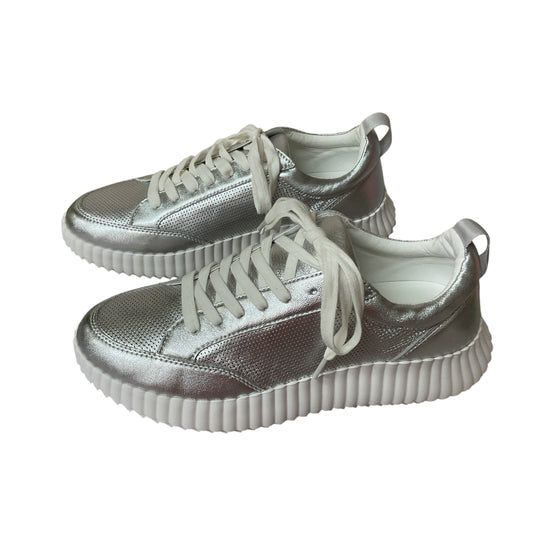 Shoes Sneakers By Steve Madden In Silver, Size: 9