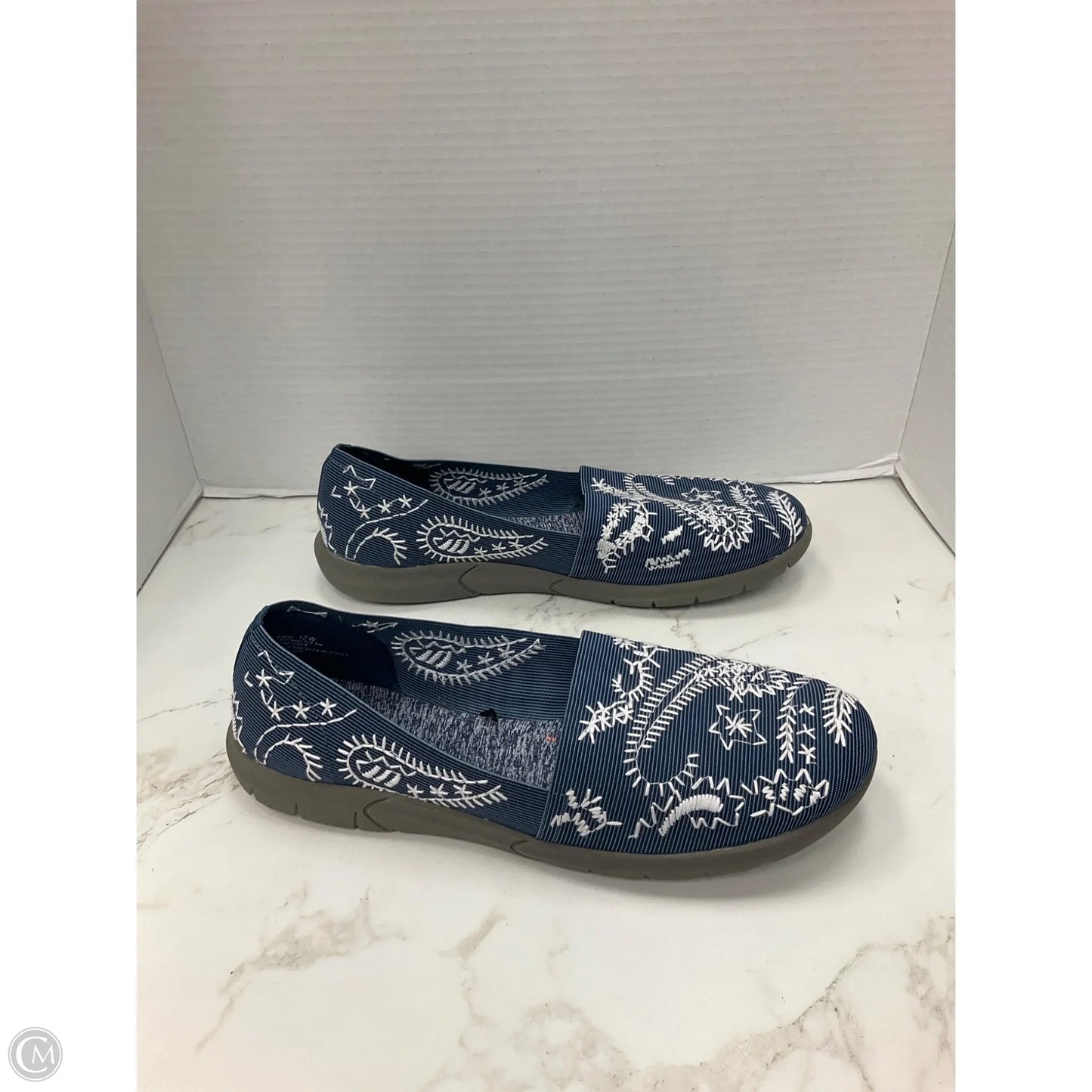 Shoes Flats By Yuu Collection In Blue & White, Size: 12