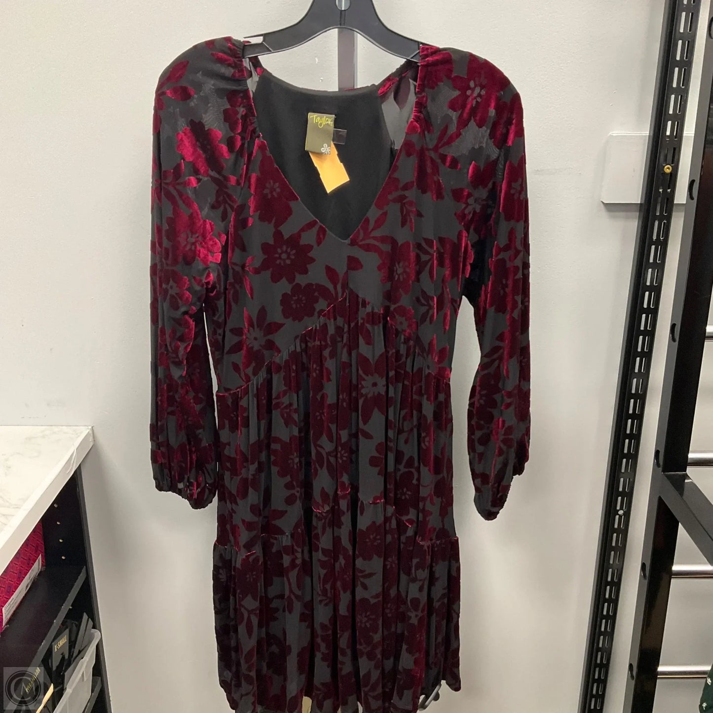 Dress Casual Short By Taylor In Black & Red, Size: 8