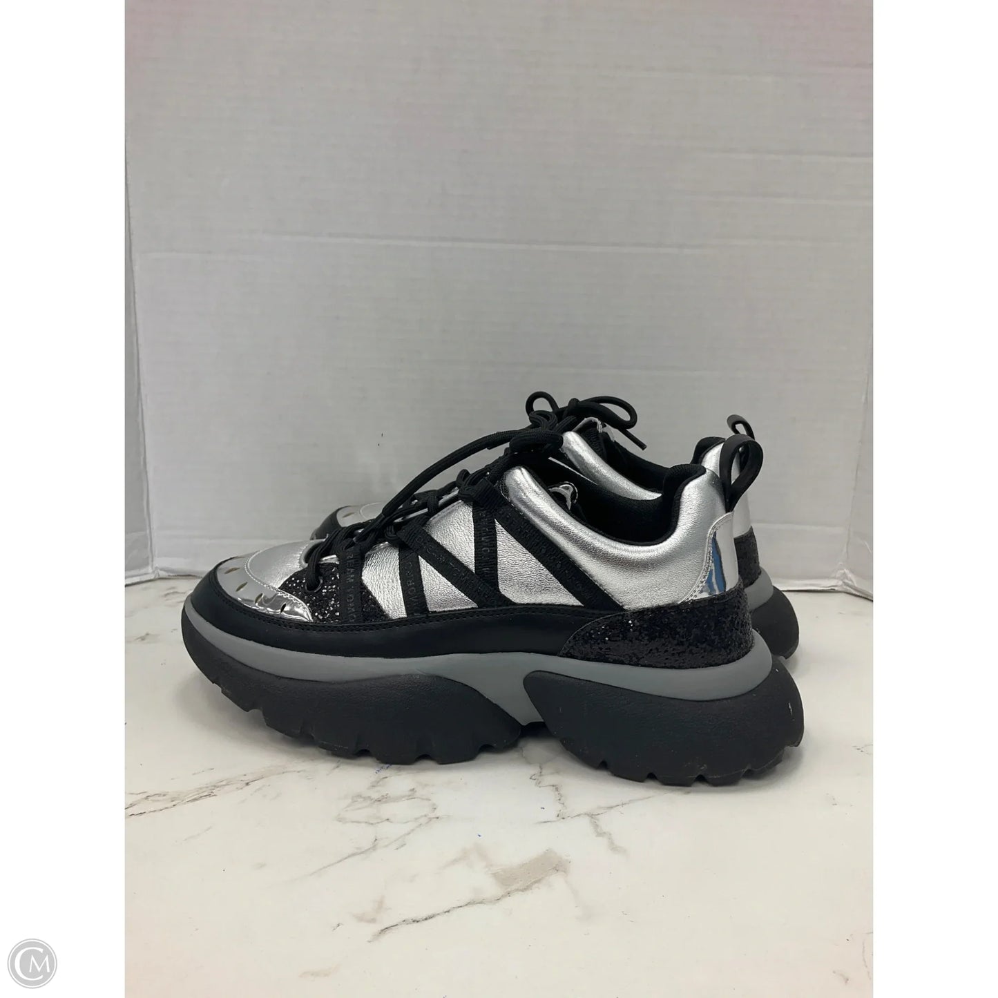 Shoes Sneakers By Clothes Mentor In Black & Silver, Size: 8