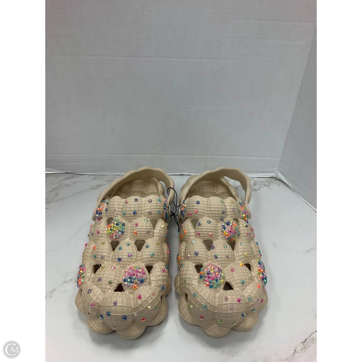 Shoes Athletic By Clothes Mentor In Cream, Size: 10