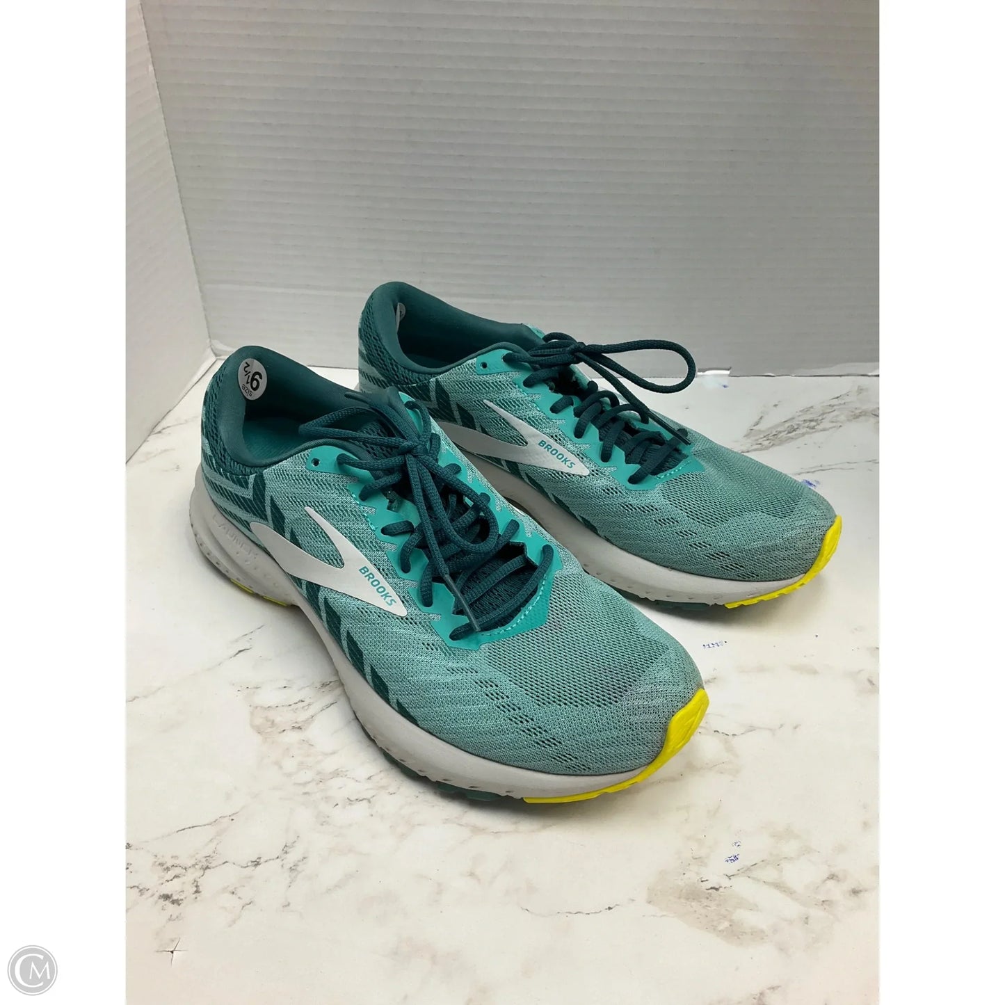 Shoes Athletic By Brooks In Green, Size: 9.5