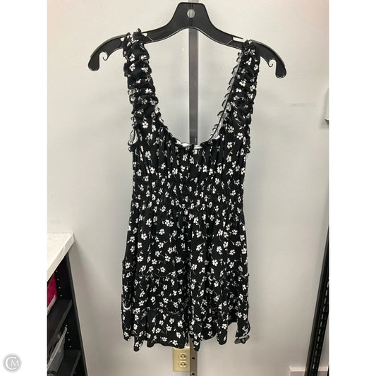 Dress Casual Short By Urban Outfitters In Black & White, Size: M