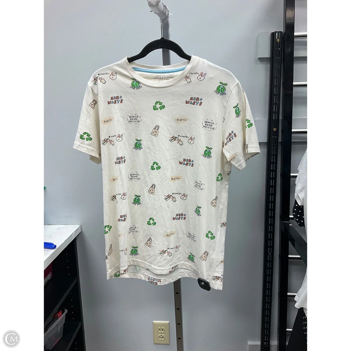 Top Short Sleeve Basic By Clothes Mentor In Cream, Size: M
