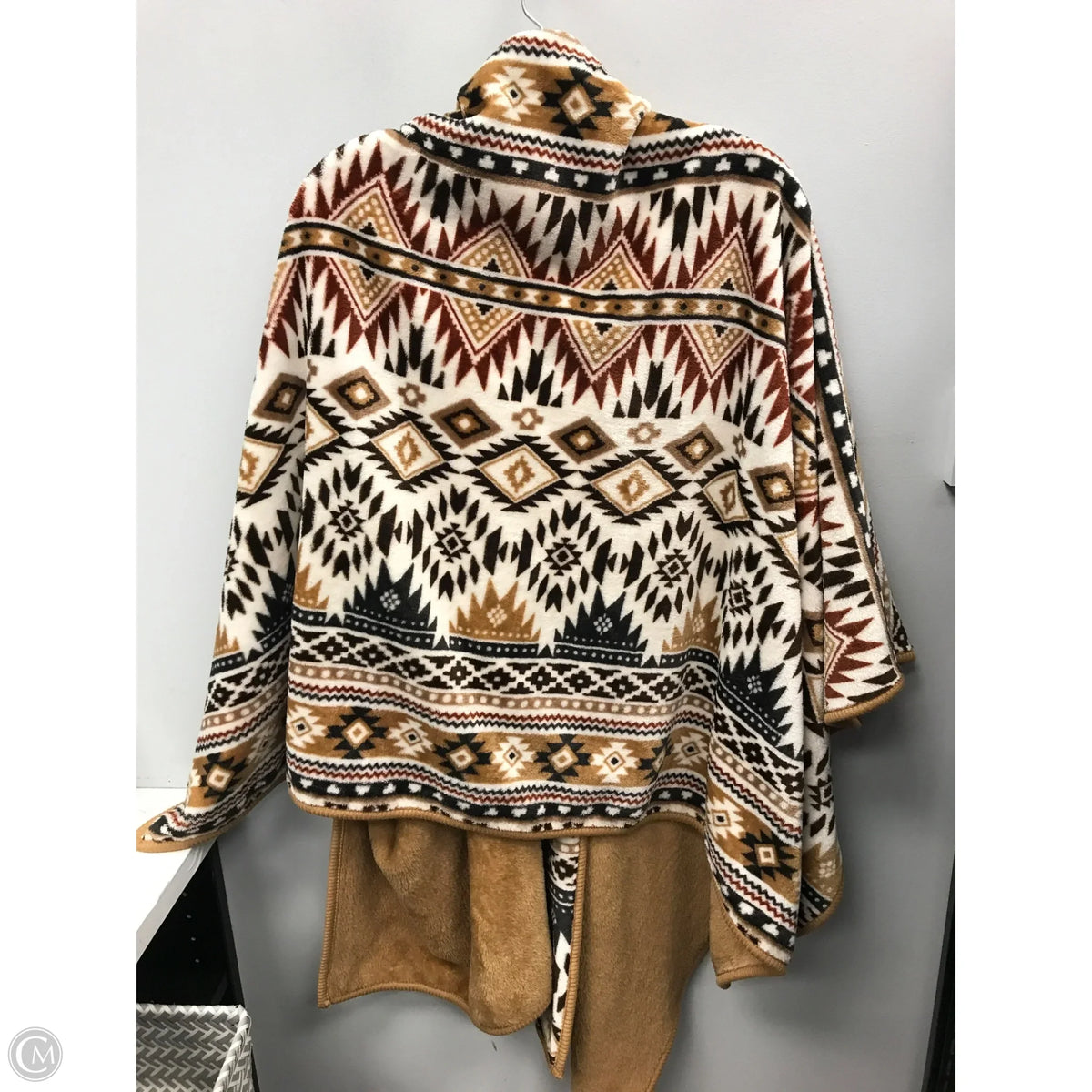 Shawl By Cuddl Duds In Geometric Pattern