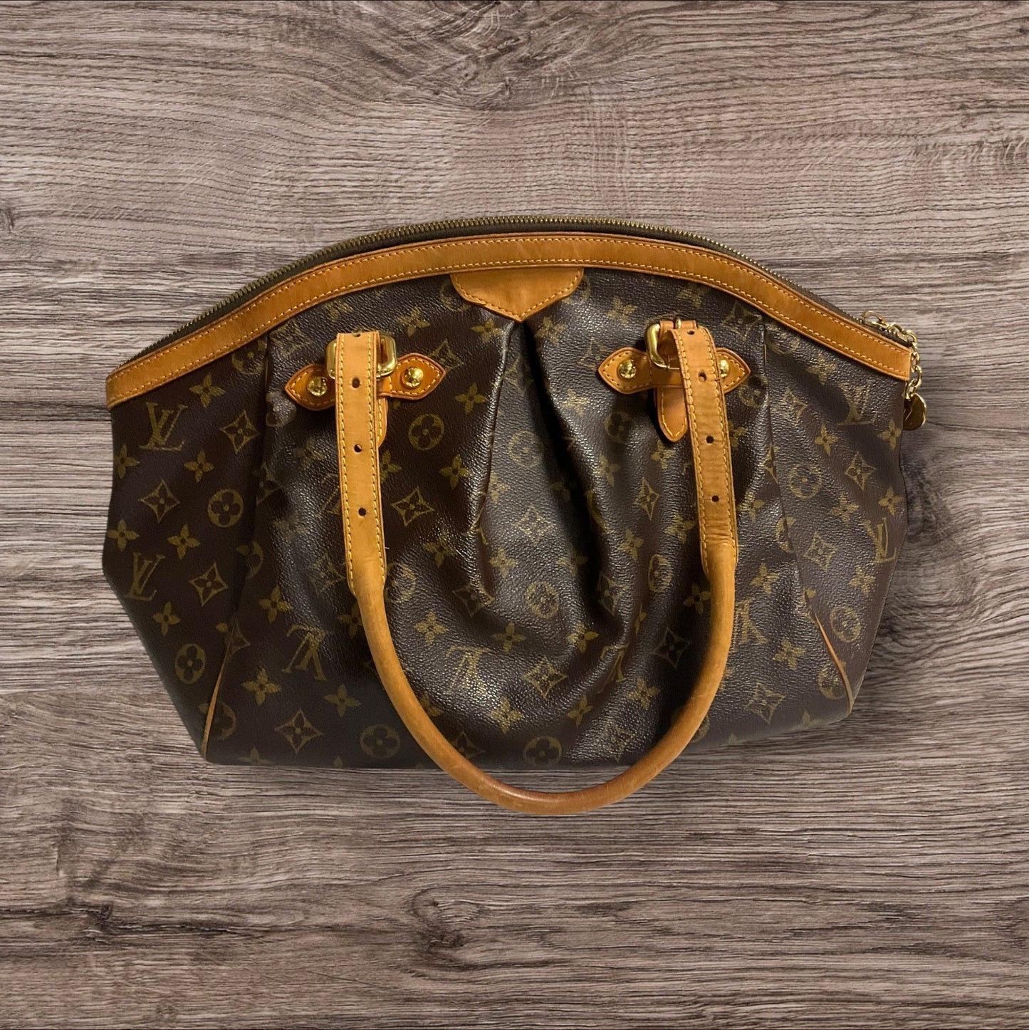 Handbag Luxury Designer By Louis Vuitton, Size: Medium