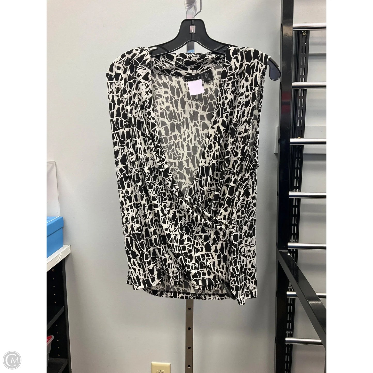 Top Sleeveless By Tahari In Black & White, Size: Xl