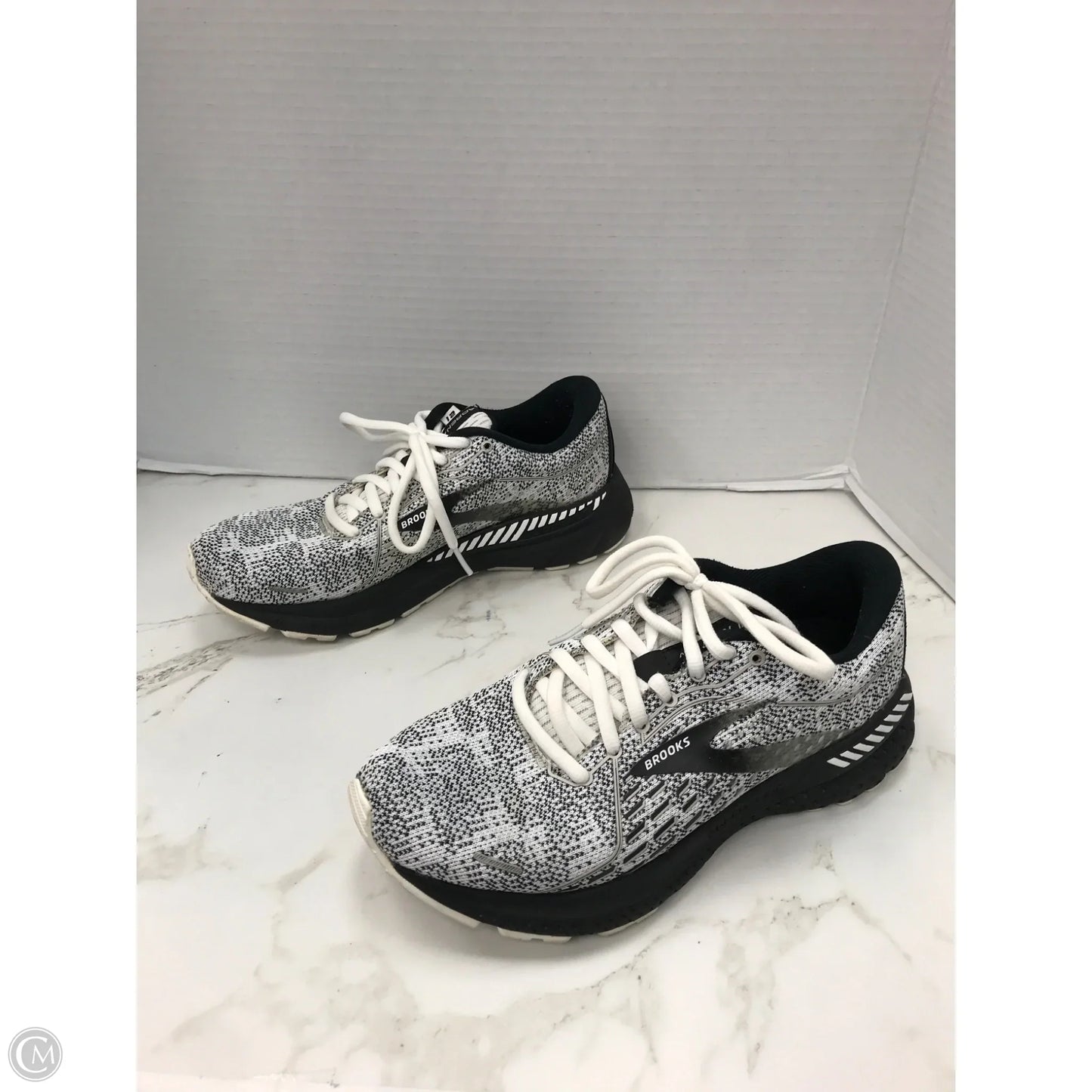 Shoes Athletic By Brooks In Black & White, Size: 6.5