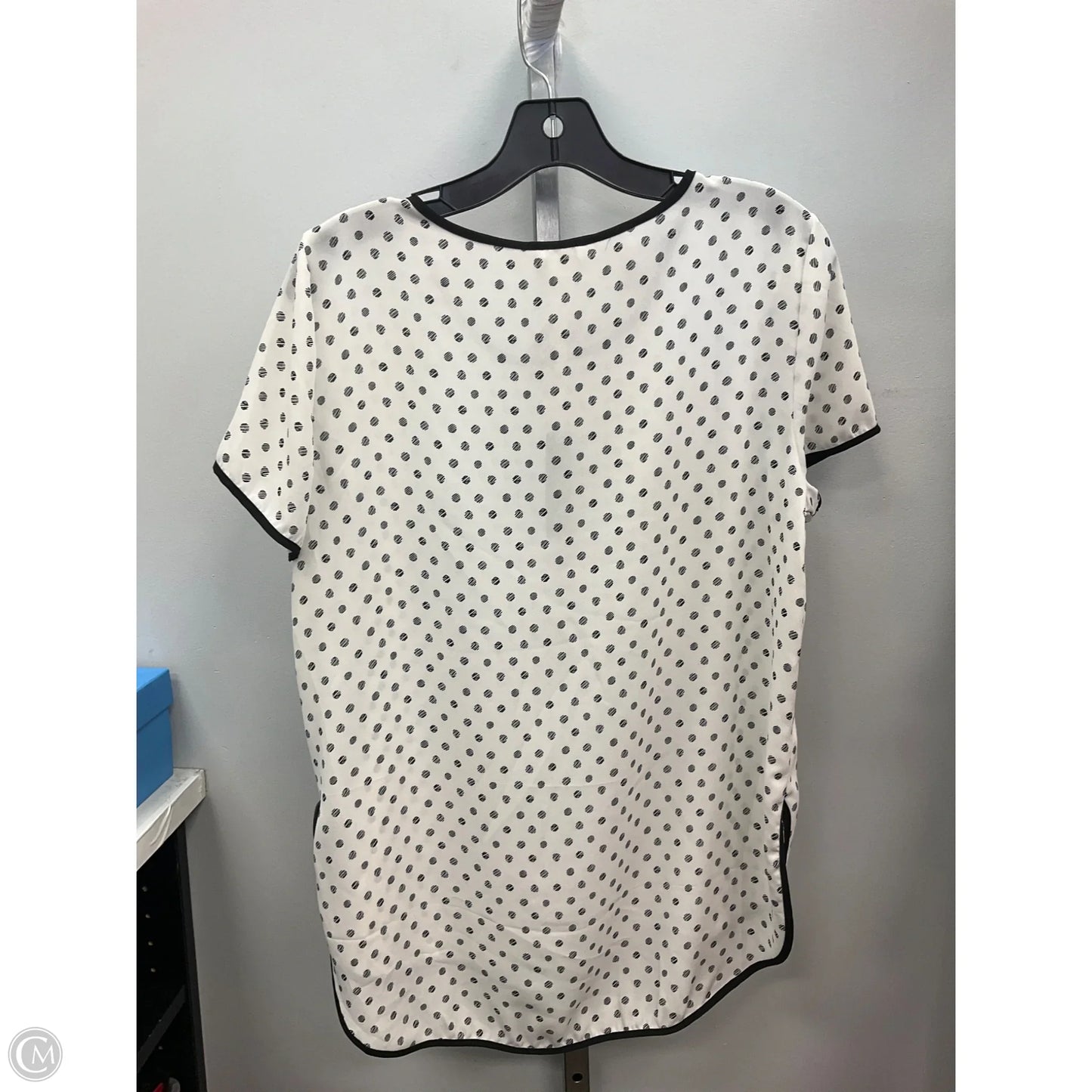 Top Short Sleeve By Spense In Polkadot Pattern, Size: M