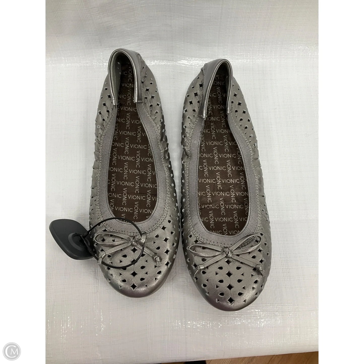 Shoes Flats By Vionic In Silver, Size: 7.5