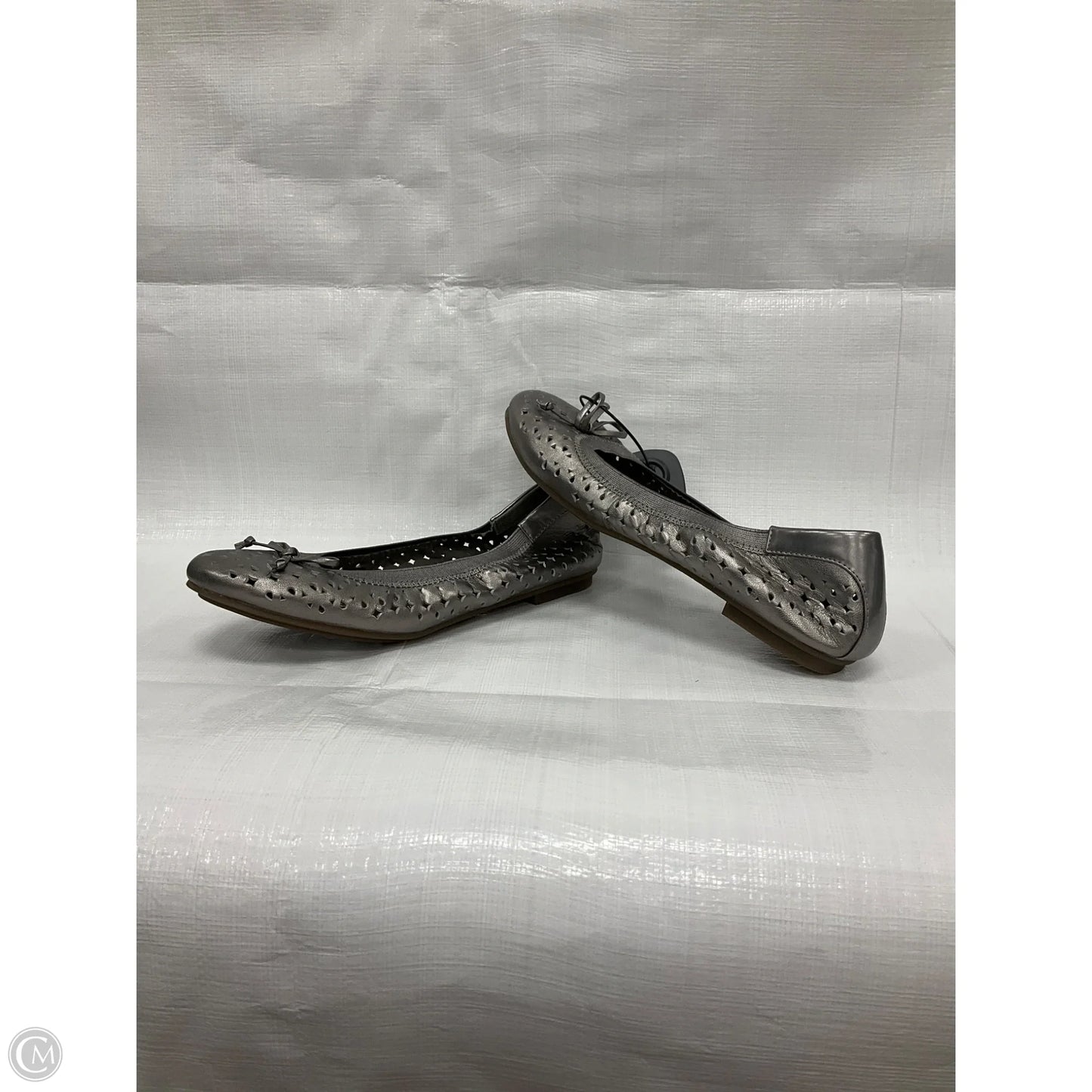 Shoes Flats By Vionic In Silver, Size: 7.5