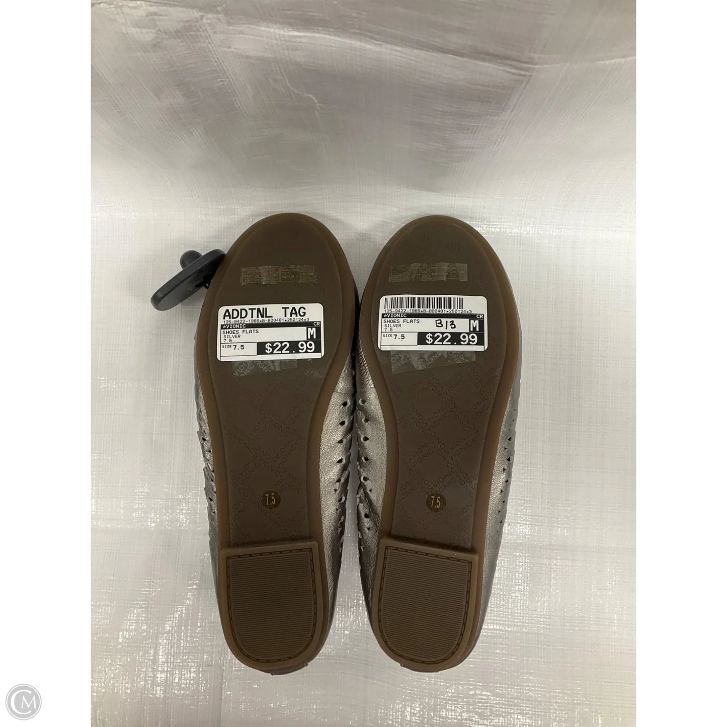 Shoes Flats By Vionic In Silver, Size: 7.5