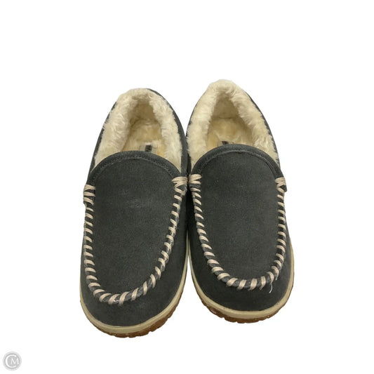 Shoes Flats By Minnetonka In Grey, Size: 6