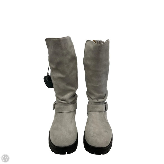 Boots Ankle Flats By Cmf In Grey, Size: 6