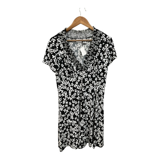 Dress Casual Short By Chicos In Black & White, Size: M