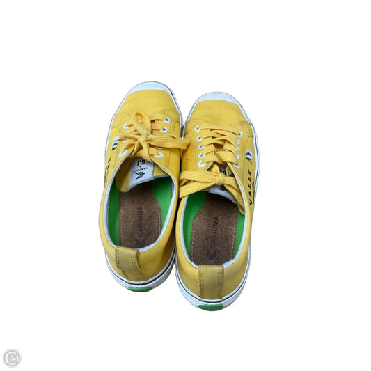 Shoes Sneakers By Cariuma In Yellow, Size: 8