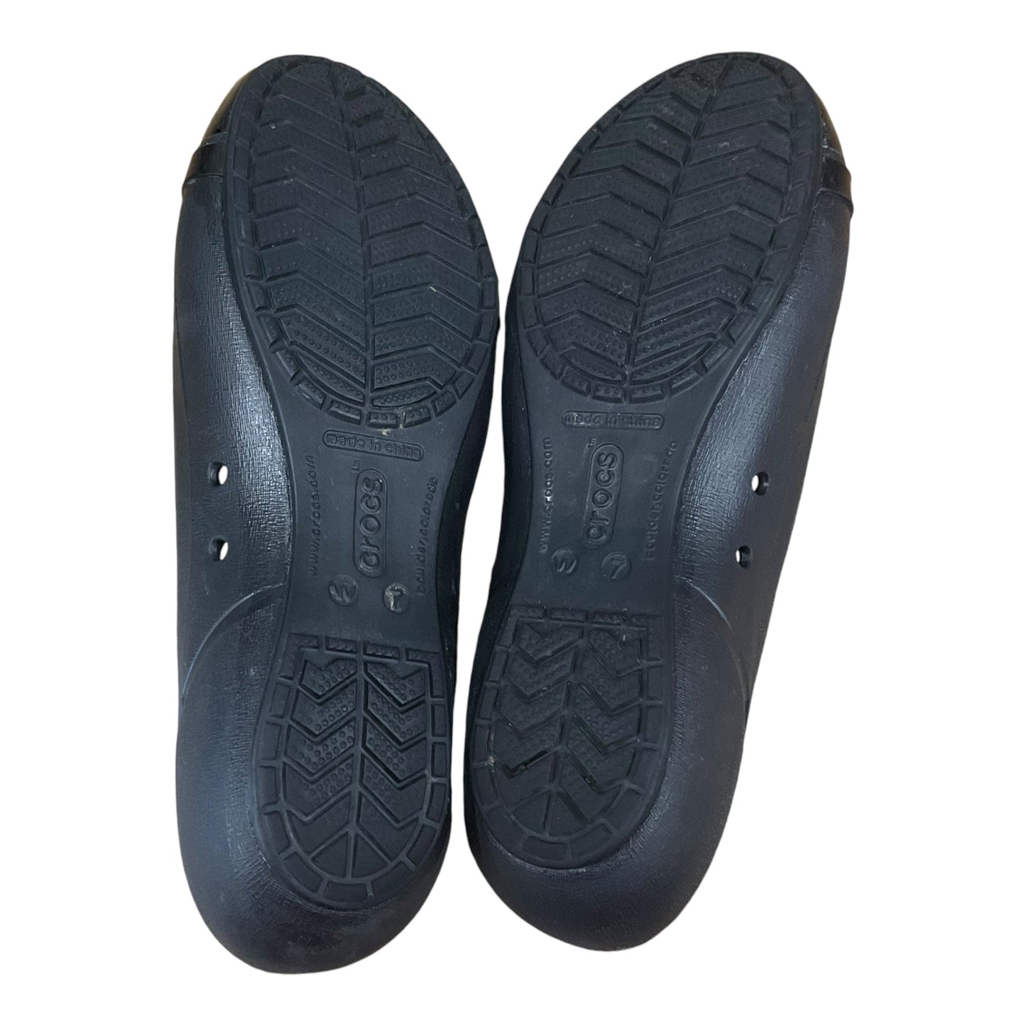 Shoes Flats By Crocs In Black, Size: 7