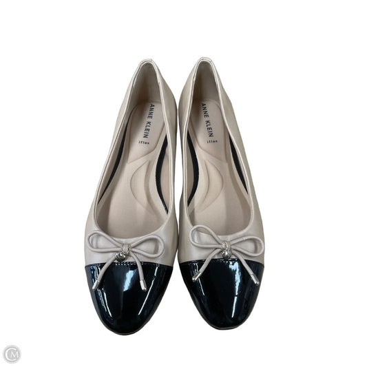 Shoes Flats By Anne Klein In Black & Tan, Size: 9.5