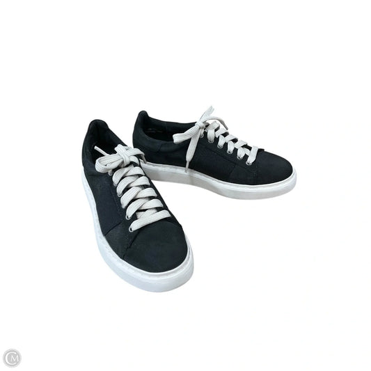 Shoes Flats By Otbt In Black & White, Size: 6