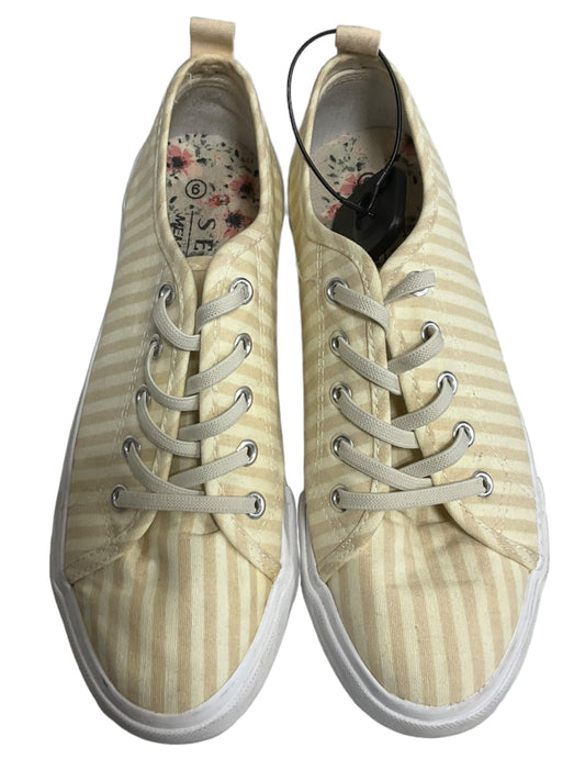 Striped Pattern Shoes Athletic Serra, Size 9