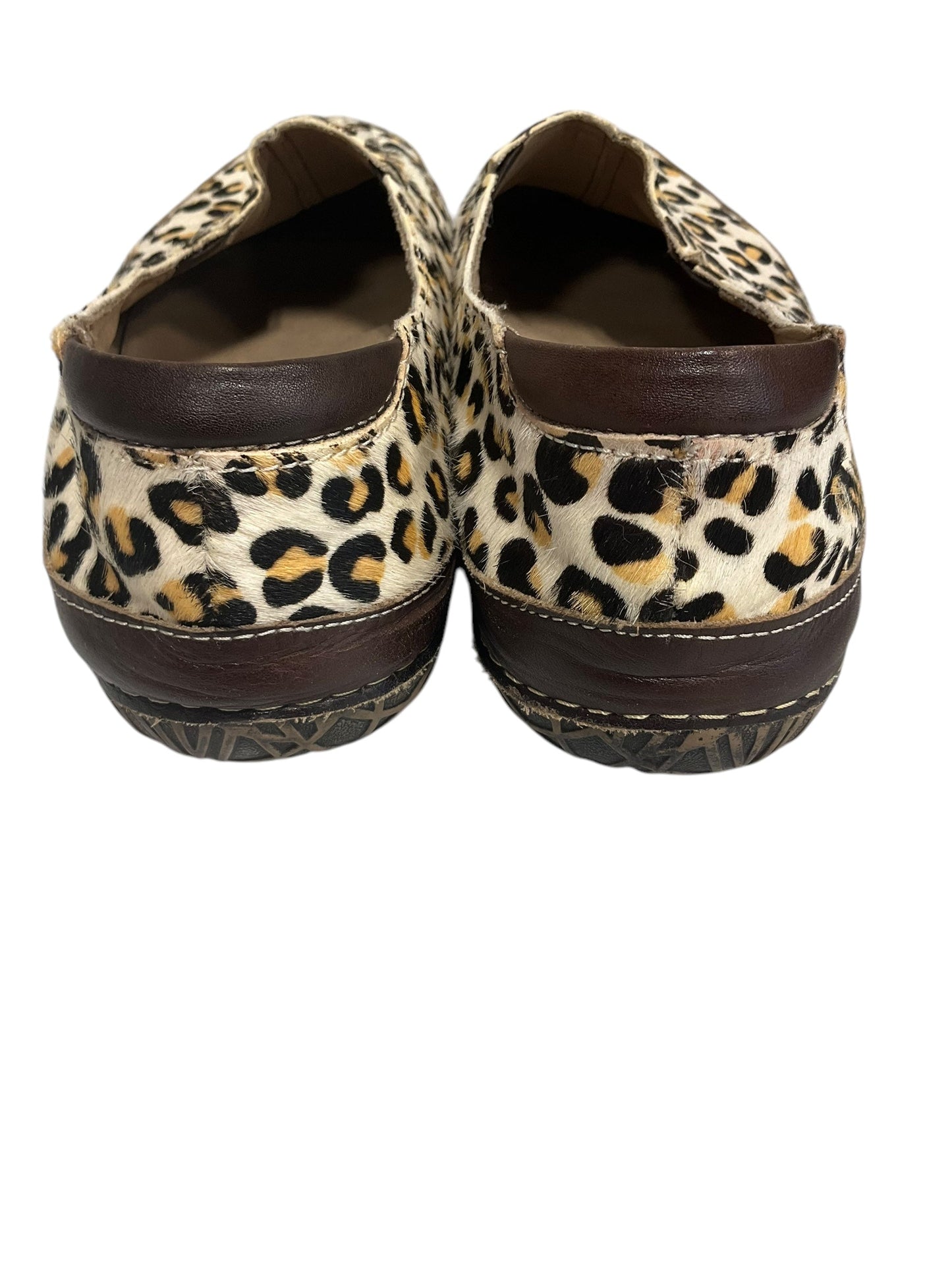 Shoes Flats By Clothes Mentor In Animal Print, Size: 9