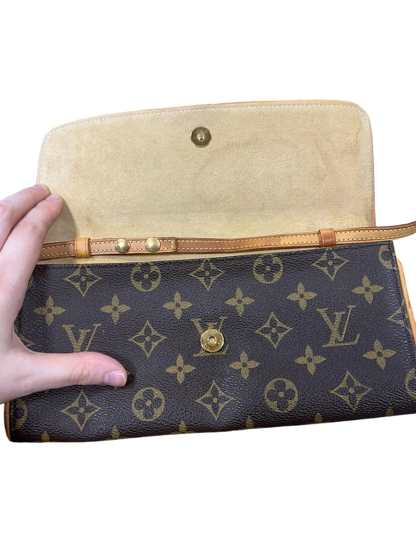 Crossbody Luxury Designer By Louis Vuitton, Size: Medium