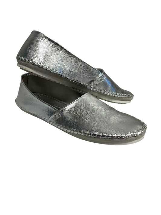 Shoes Flats By Rouge In Silver, Size: 8