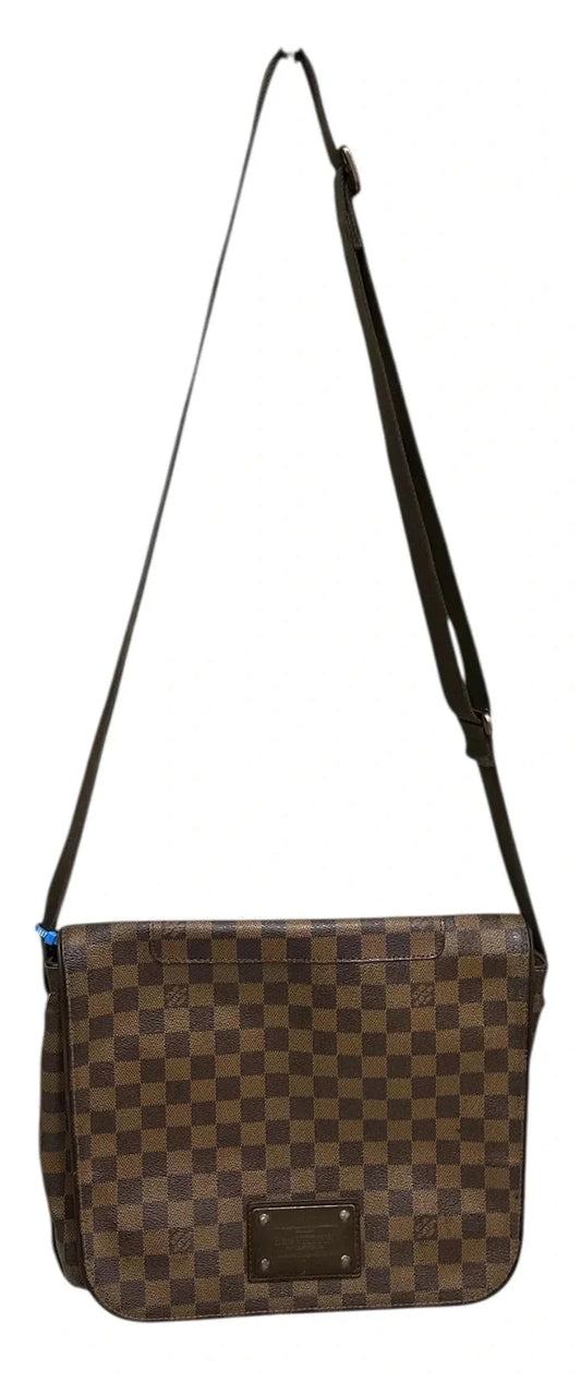 Crossbody Luxury Designer By Louis Vuitton, Size: Medium