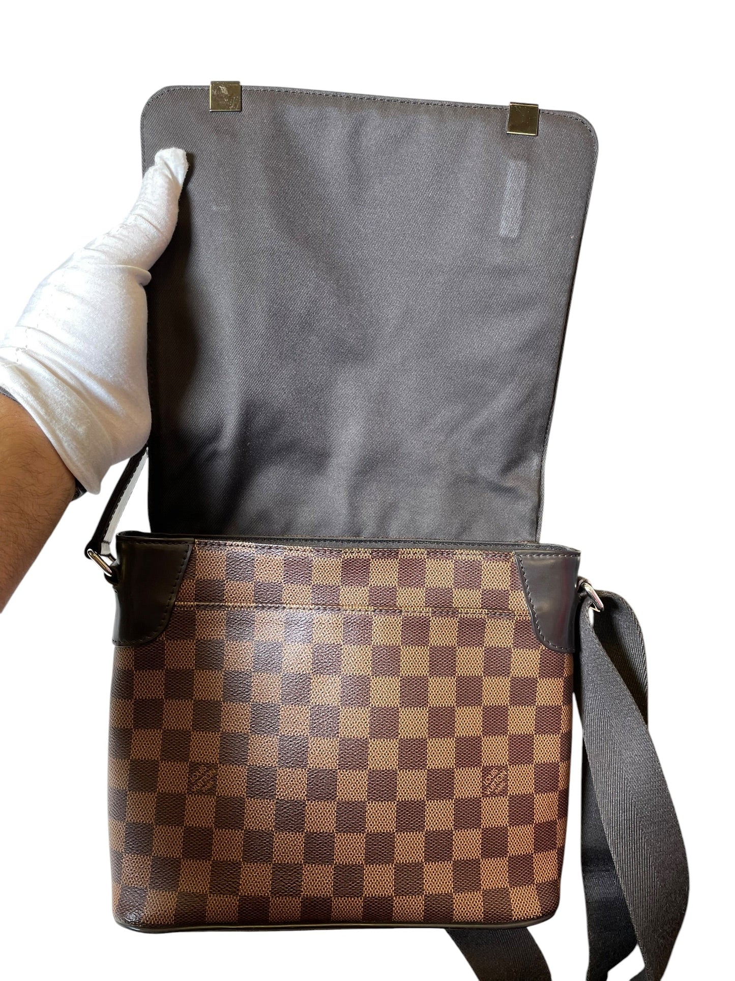 Crossbody Luxury Designer By Louis Vuitton, Size: Medium