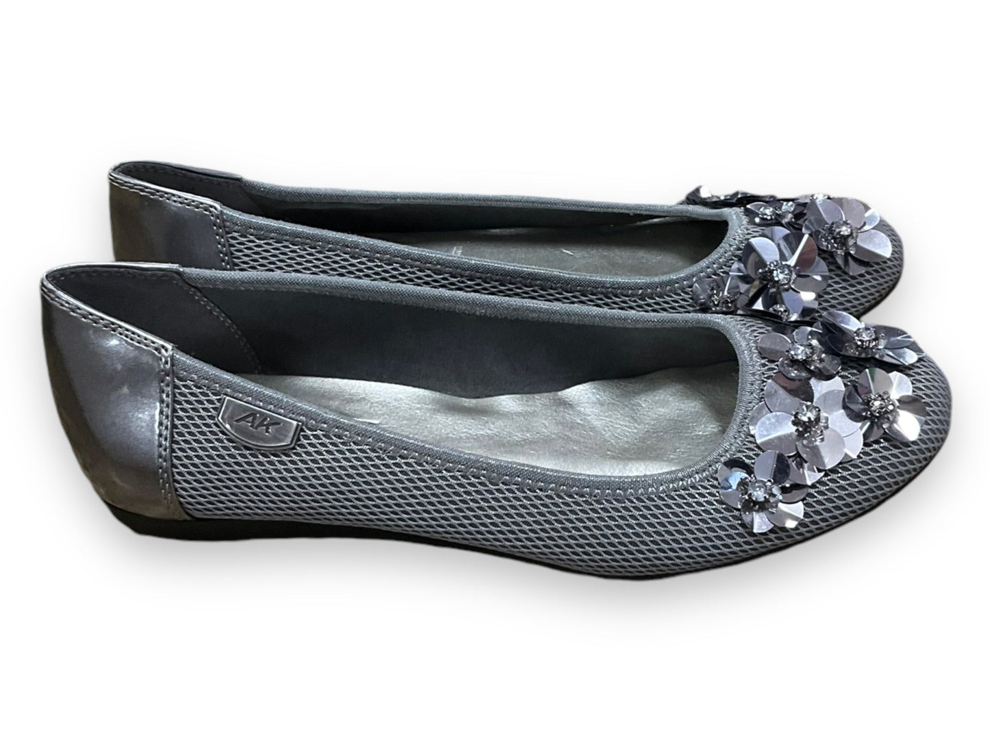 Shoes Flats By Anne Klein In Silver, Size: 7