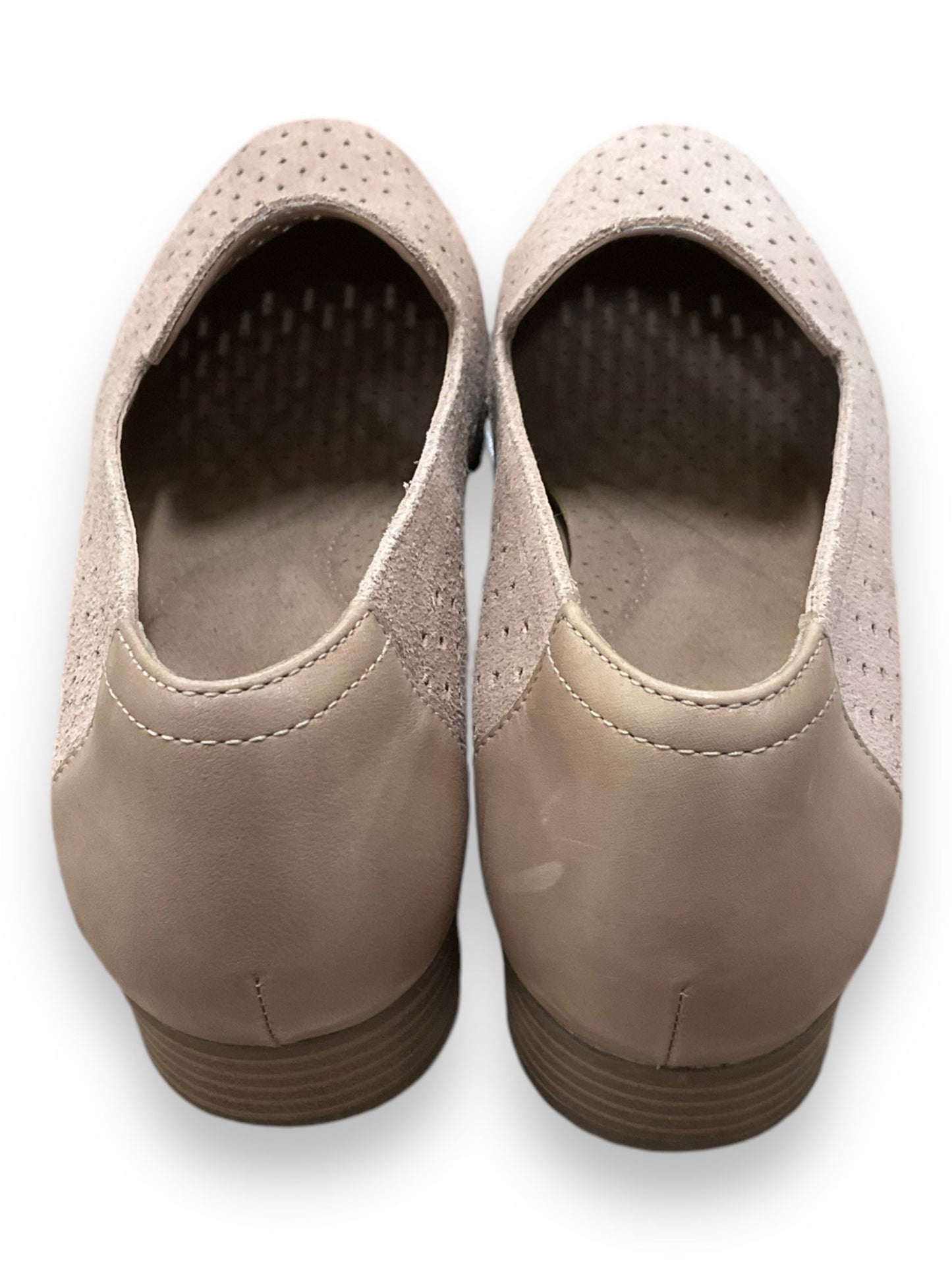 Shoes Flats By Clarks In Tan, Size: 7