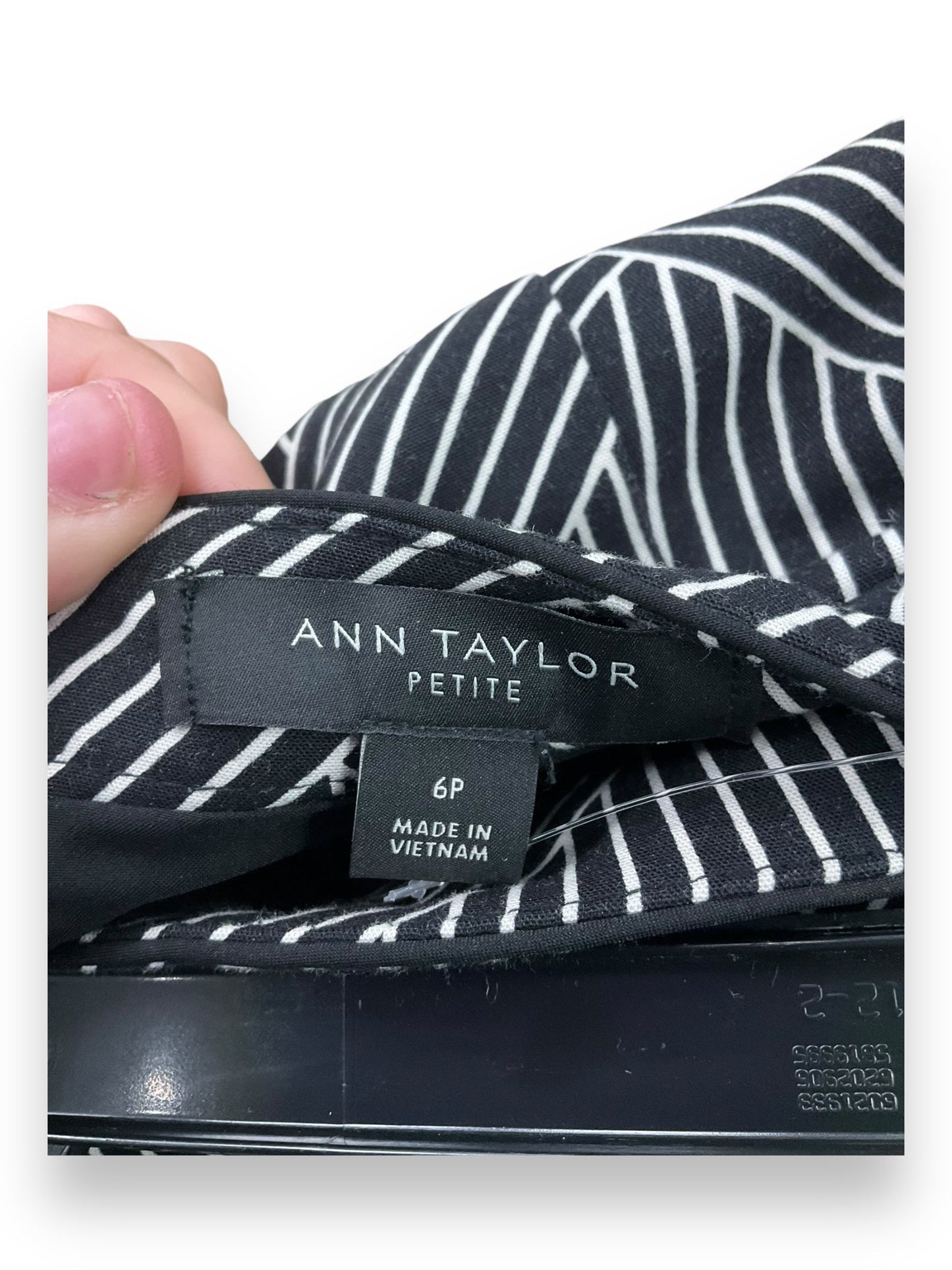 Skirt Mini & Short By Ann Taylor In Black & White, Size: S