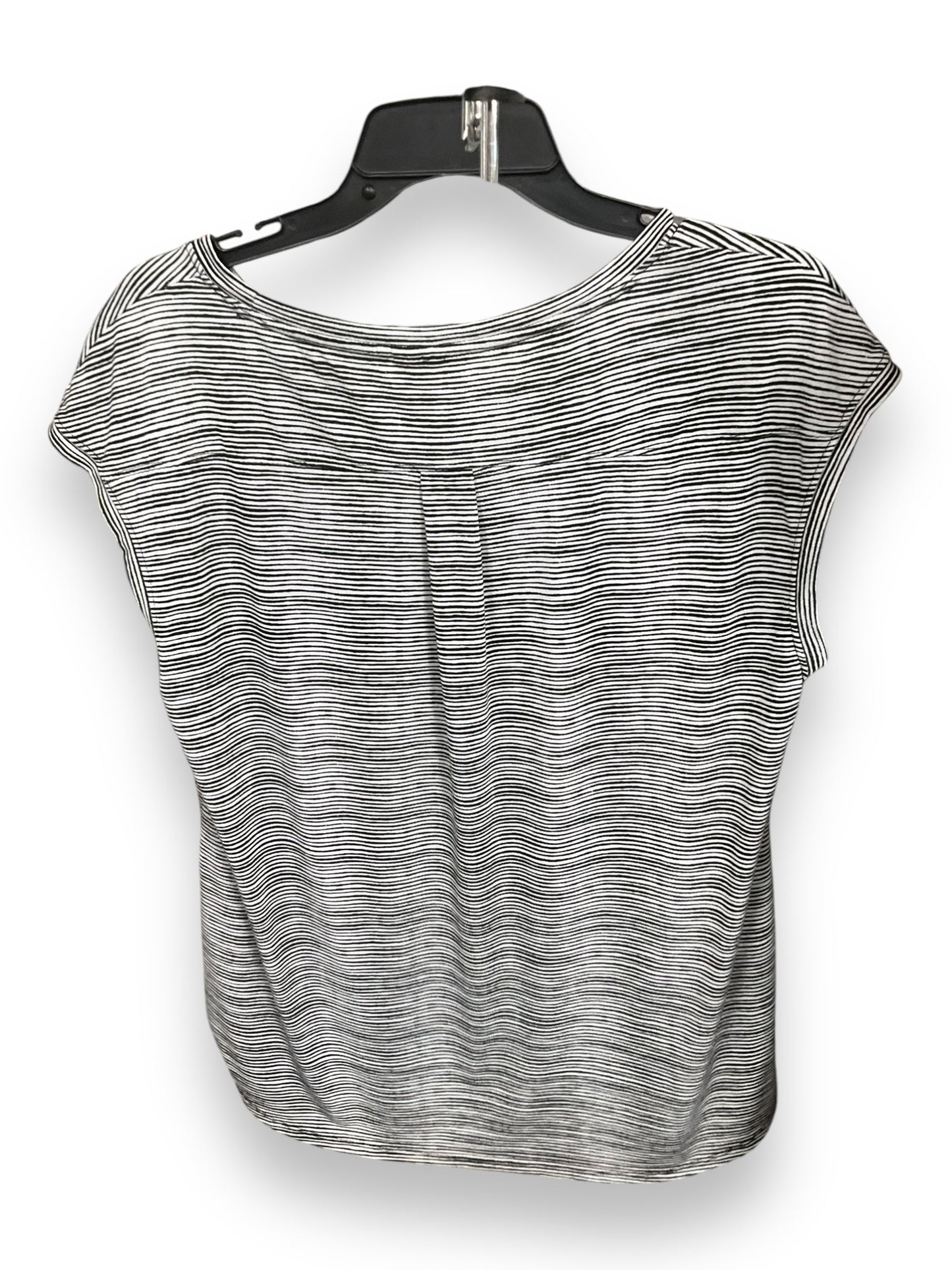 Top Sleeveless By Elle In Striped Pattern, Size: L