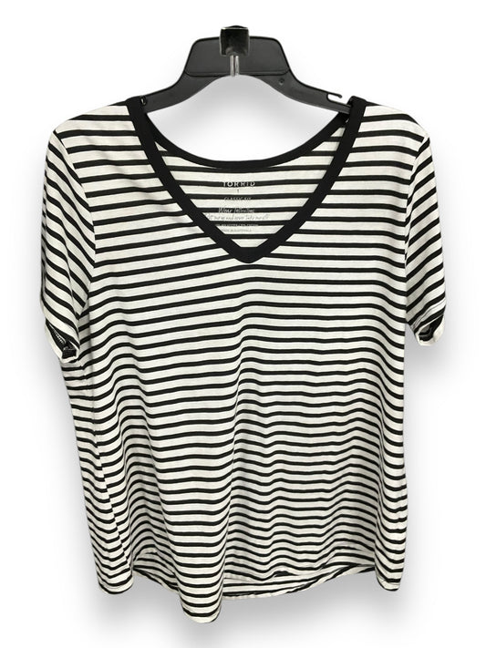 Top Short Sleeve By Torrid In Black & White, Size: 1x