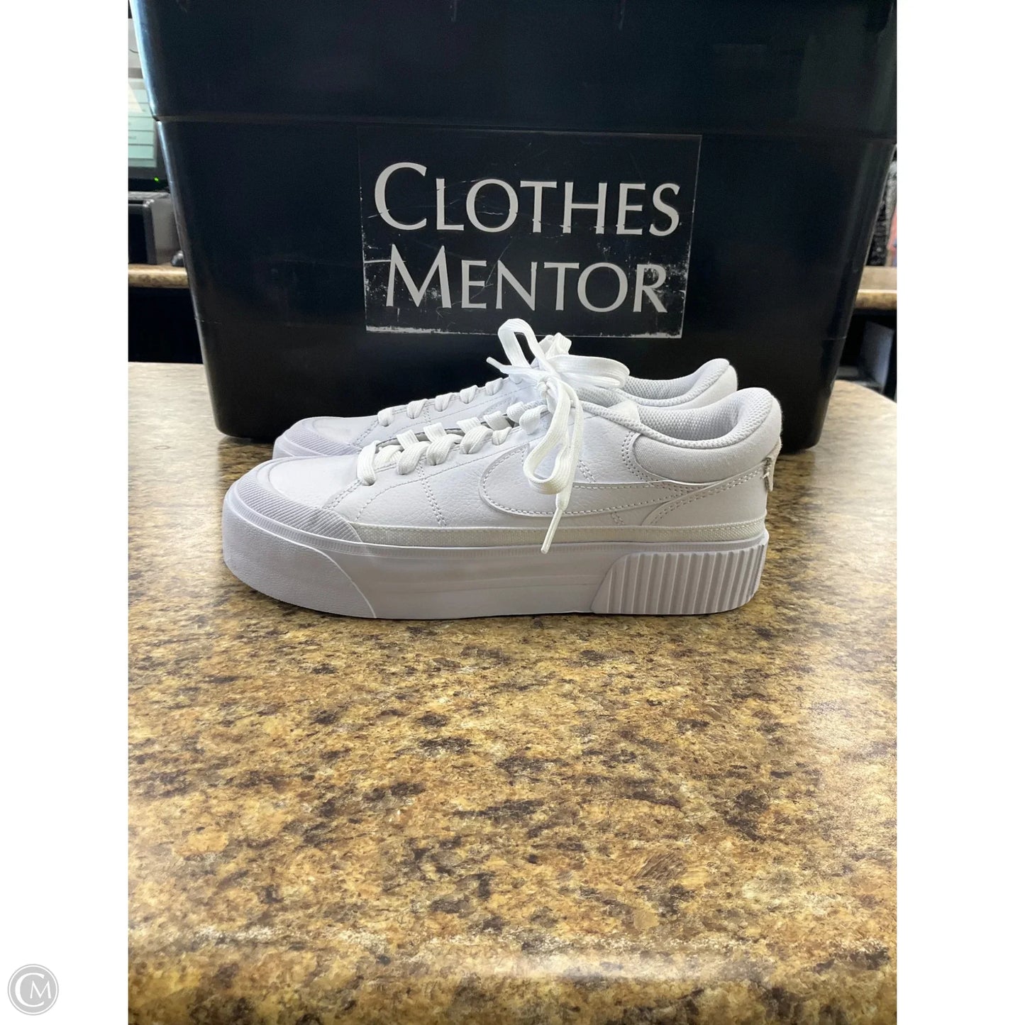 Shoes Athletic By Nike In White, Size: 6