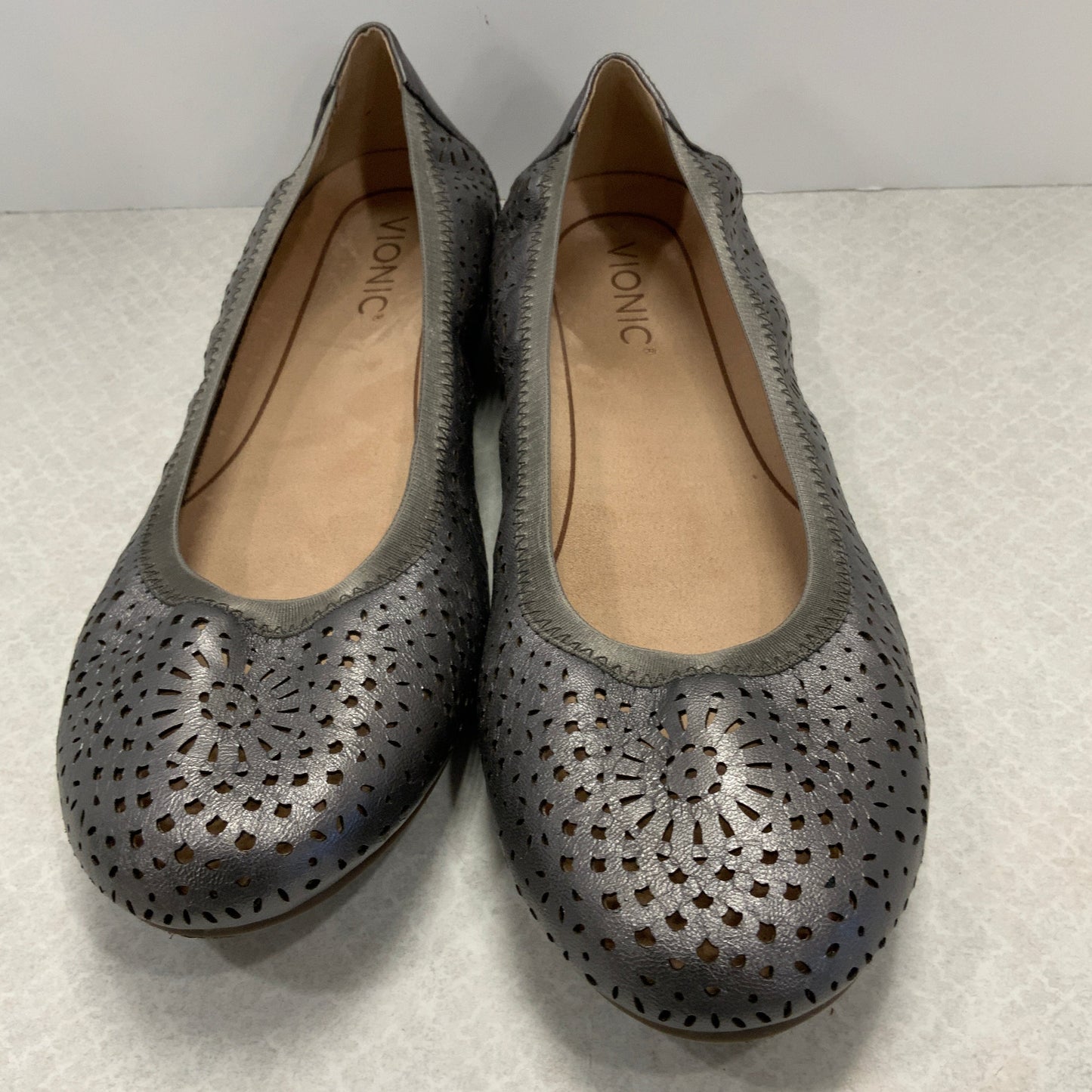 Shoes Flats By Vionic In Silver, Size: 9