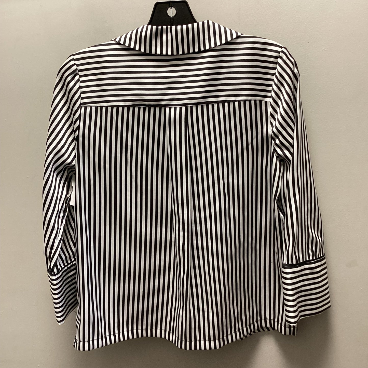 Blouse Long Sleeve By Who What Wear In Black & White, Size: Xs