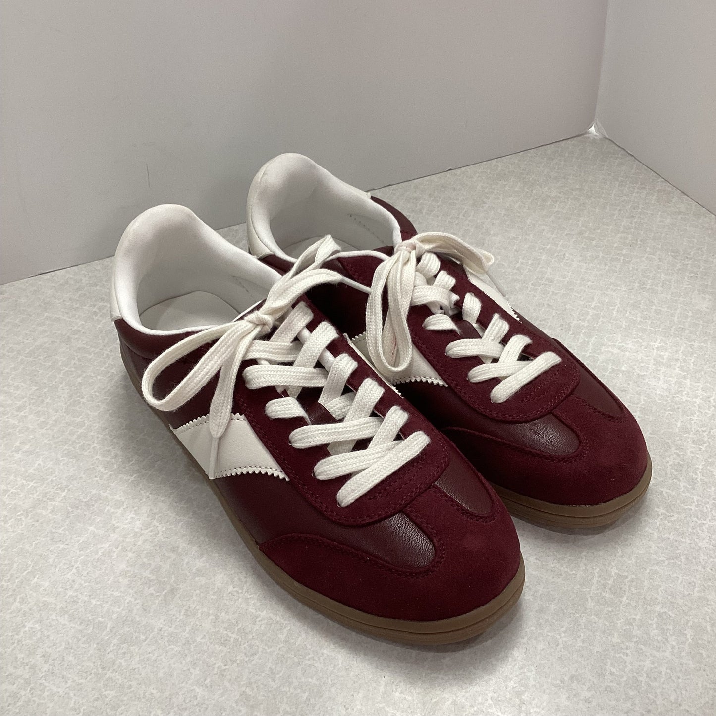 Shoes Sneakers By Universal Thread In Maroon, Size: 10