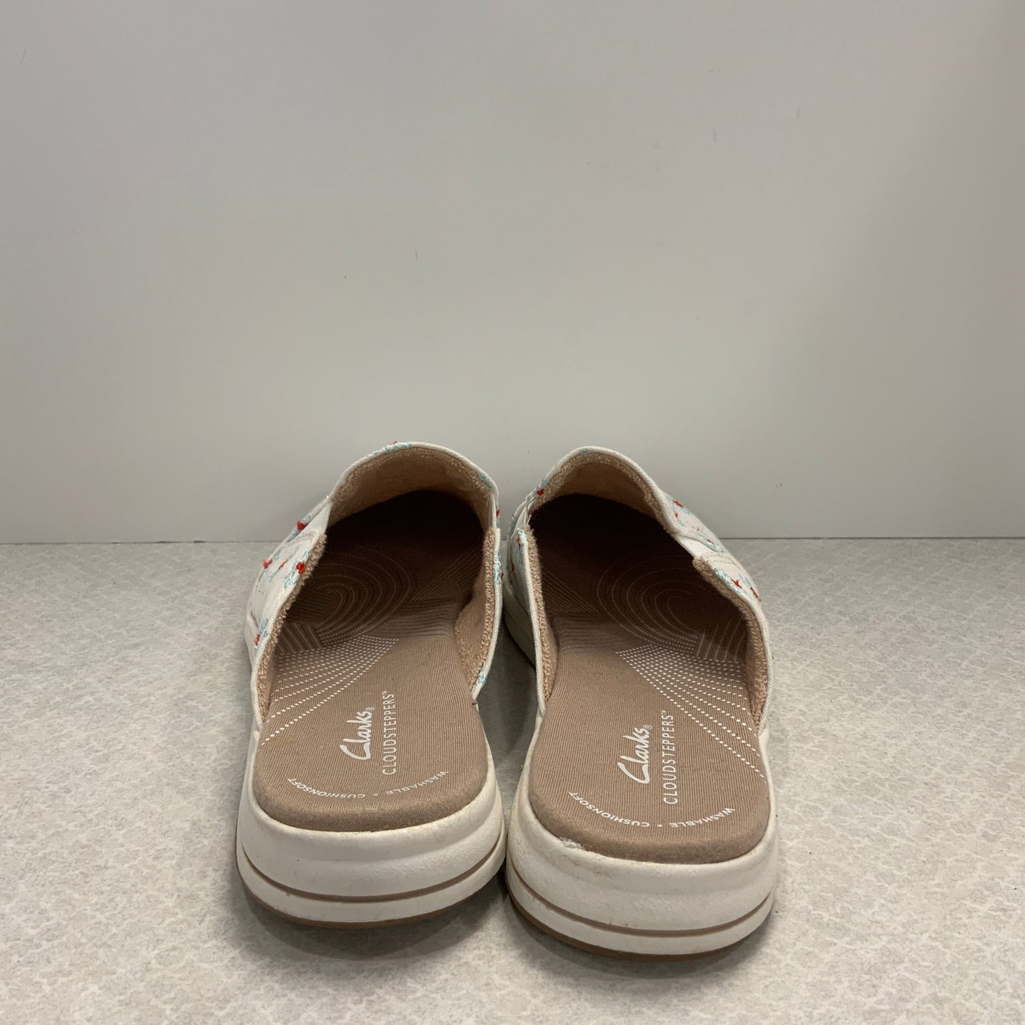 White Shoes Flats Clarks, Size 9