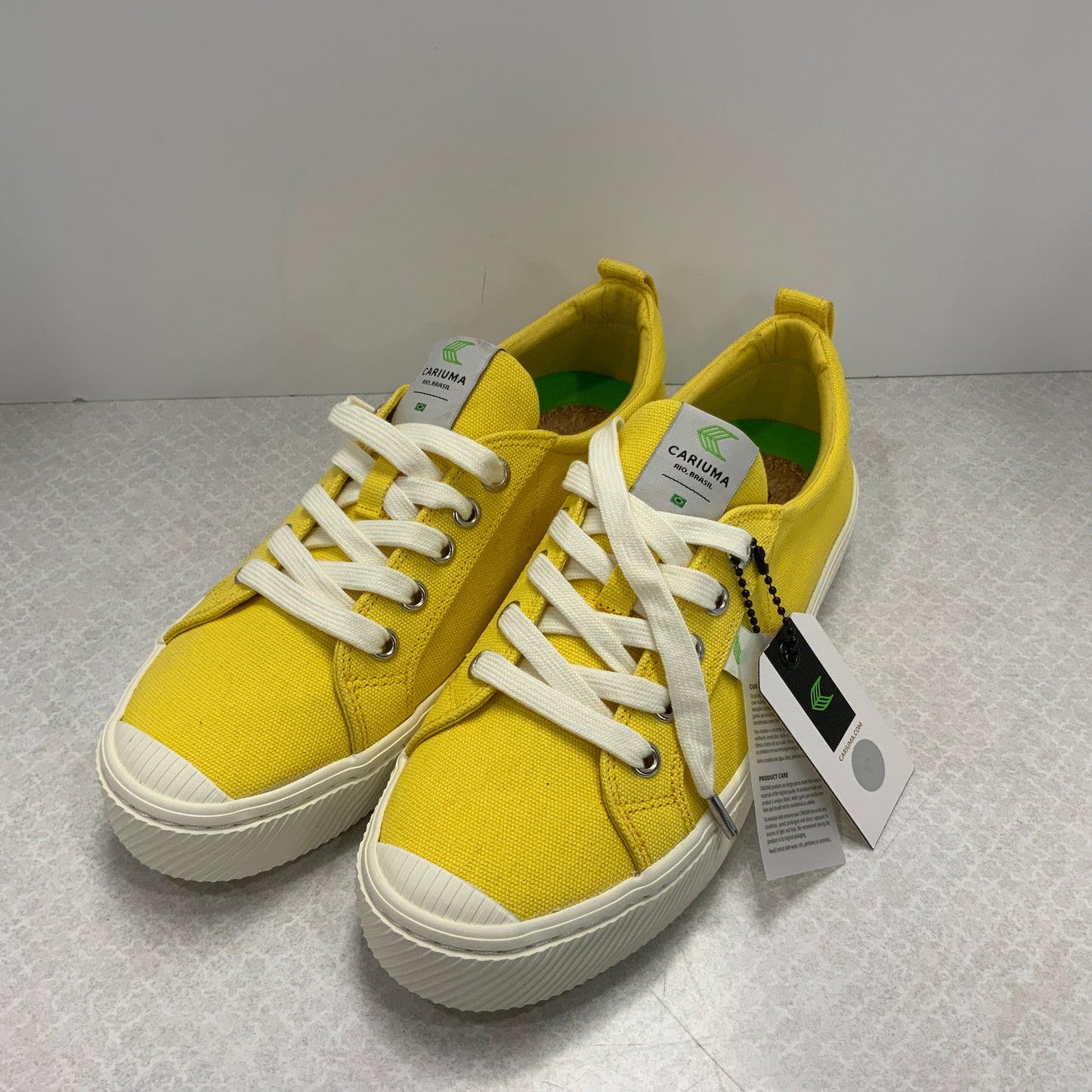 Yellow Shoes Sneakers Cariuma, Size 8