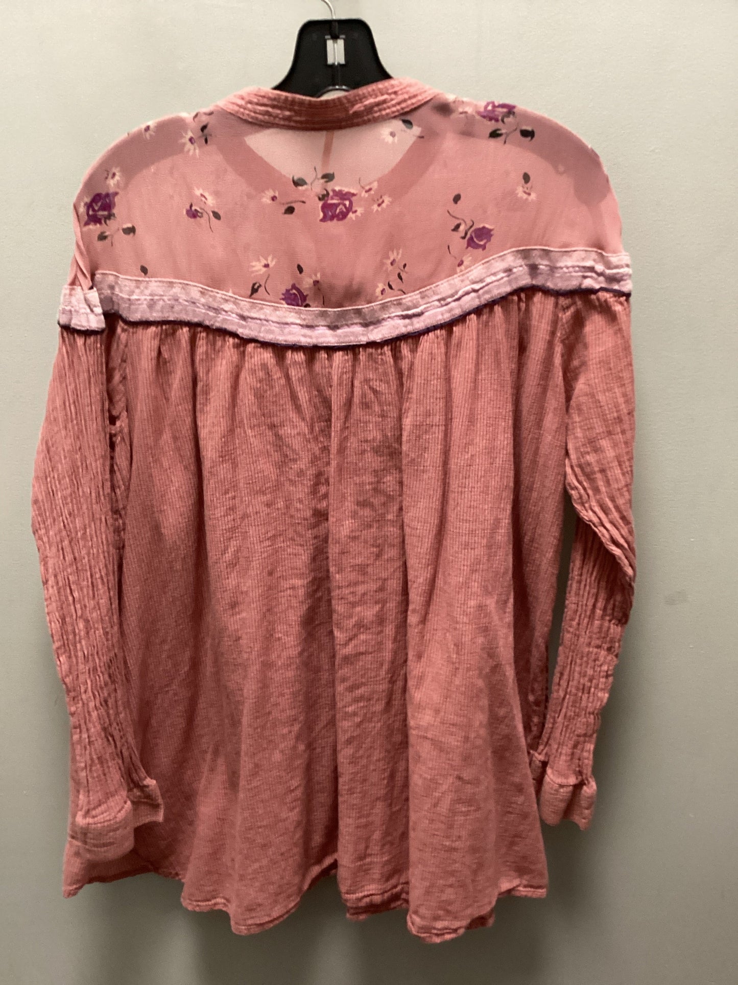 Top Long Sleeve By Free People In Pink, Size: M