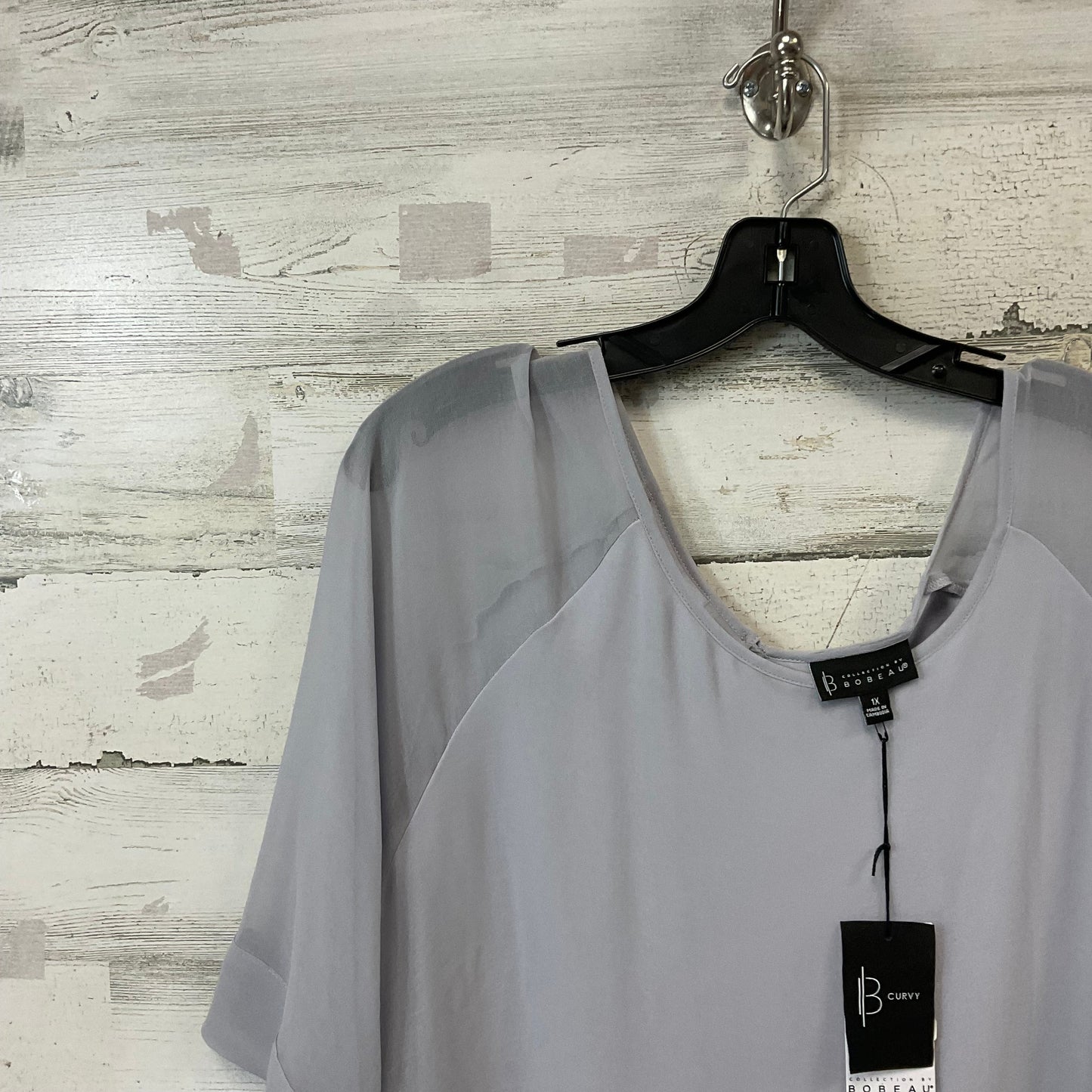 Top Short Sleeve By Bobeau In Grey, Size: 1x