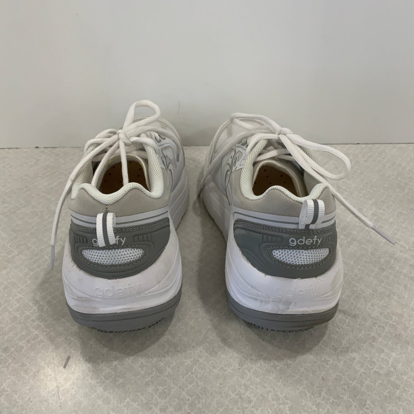 Shoes Athletic By Cmc In White, Size: 7