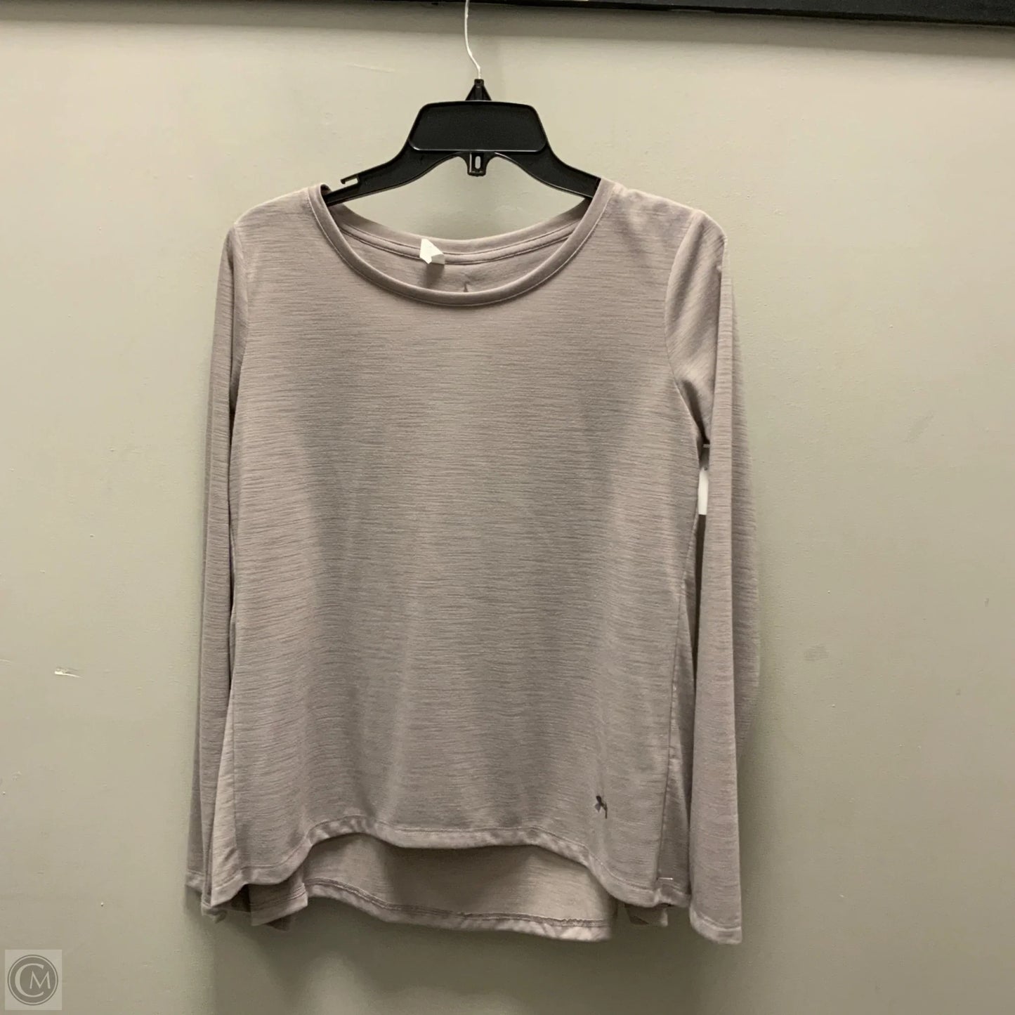 Athletic Top Long Sleeve Crewneck By Under Armour In Grey, Size: M