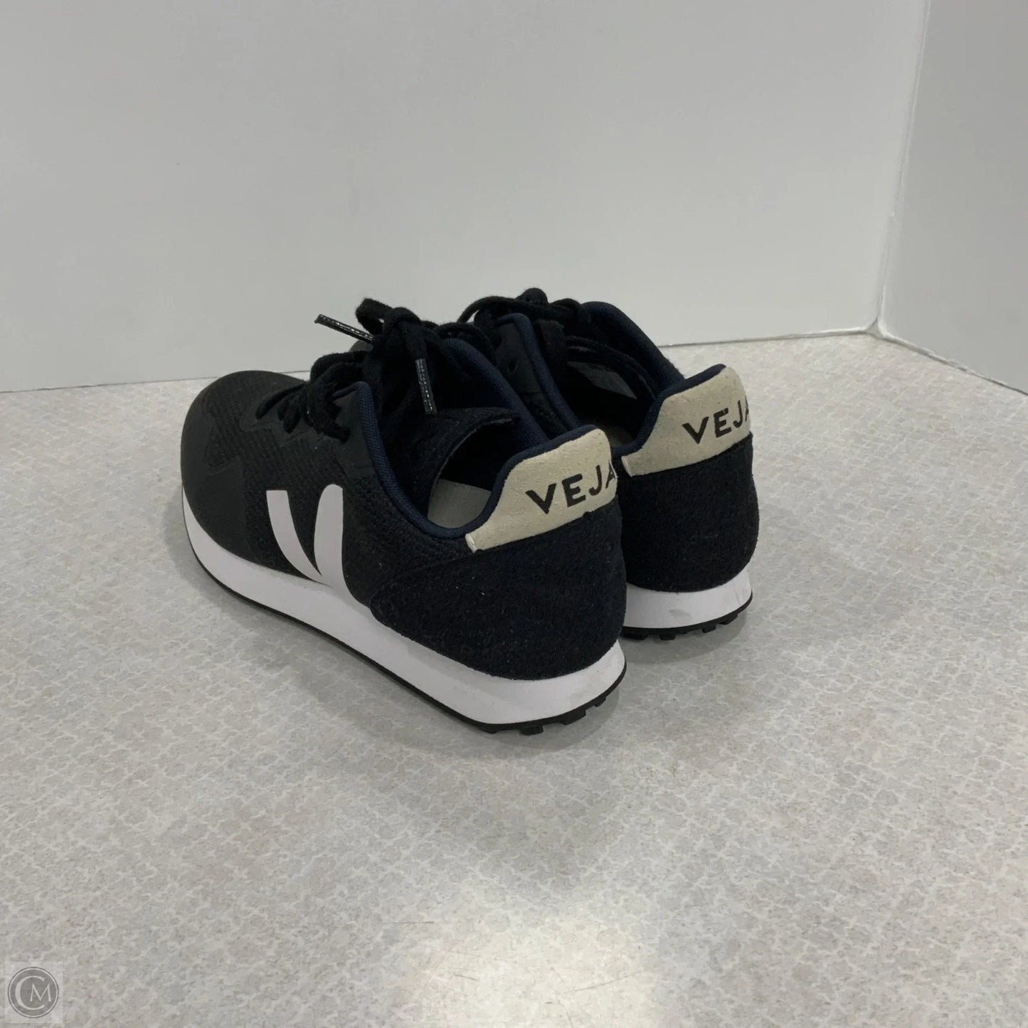Shoes Athletic By Veja In Black, Size: 6