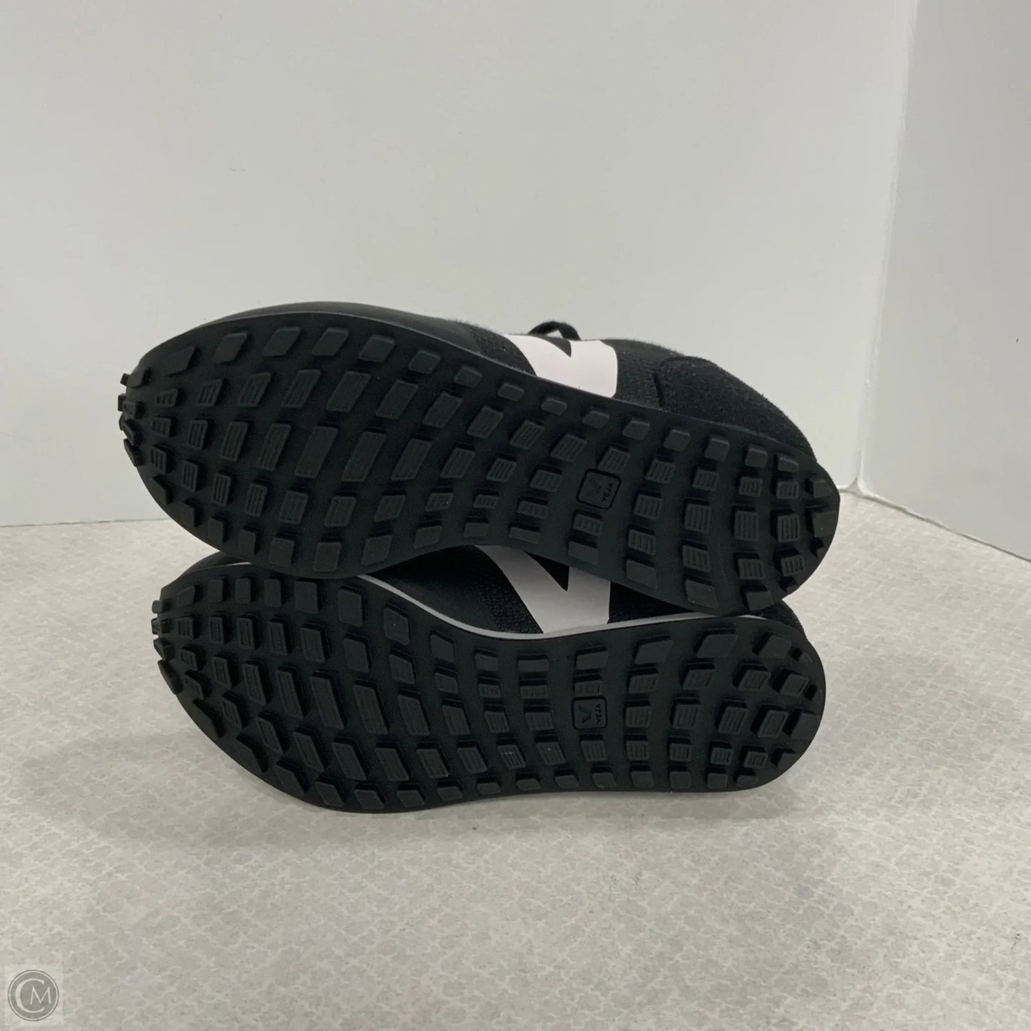 Shoes Athletic By Veja In Black, Size: 6