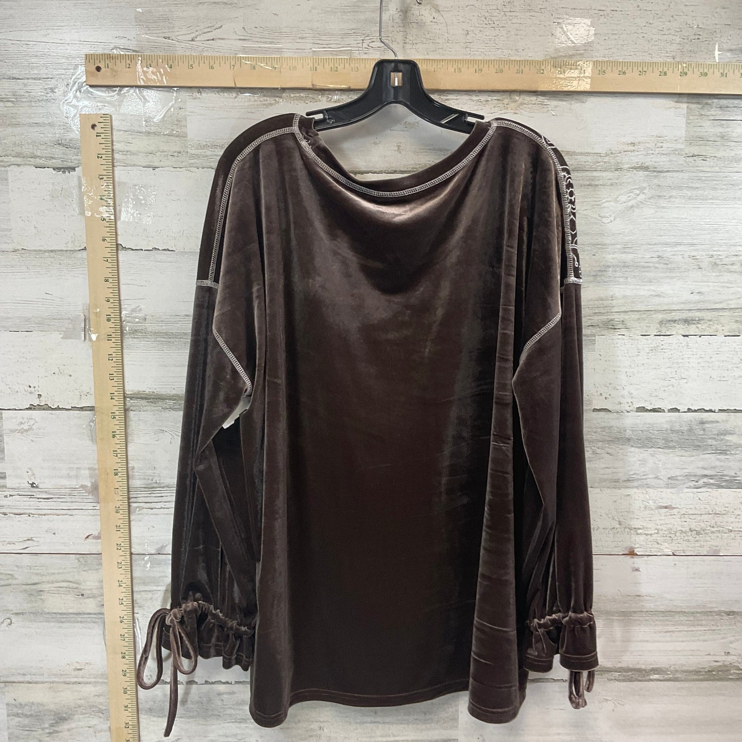 Top Long Sleeve By Simple In Brown